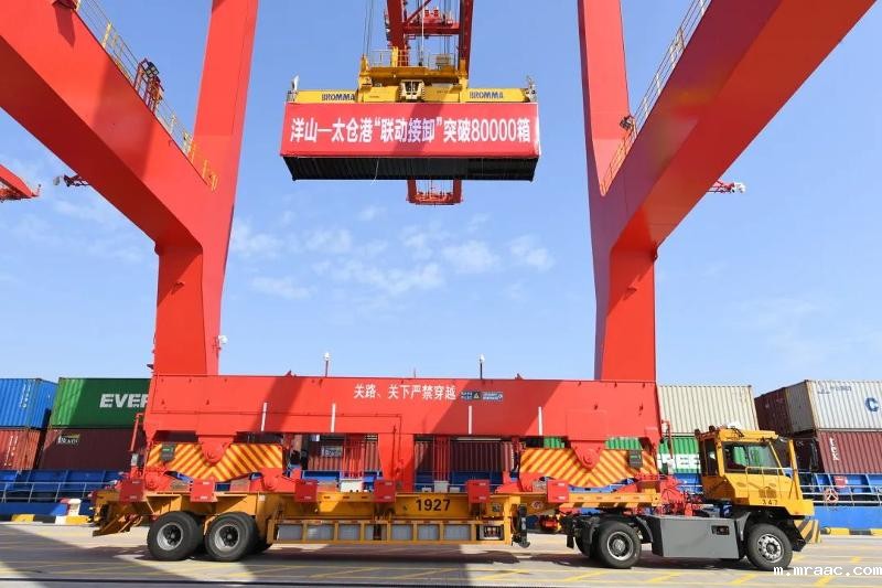 洋山—太仓港“联动接卸”突破80000箱_s.jpg