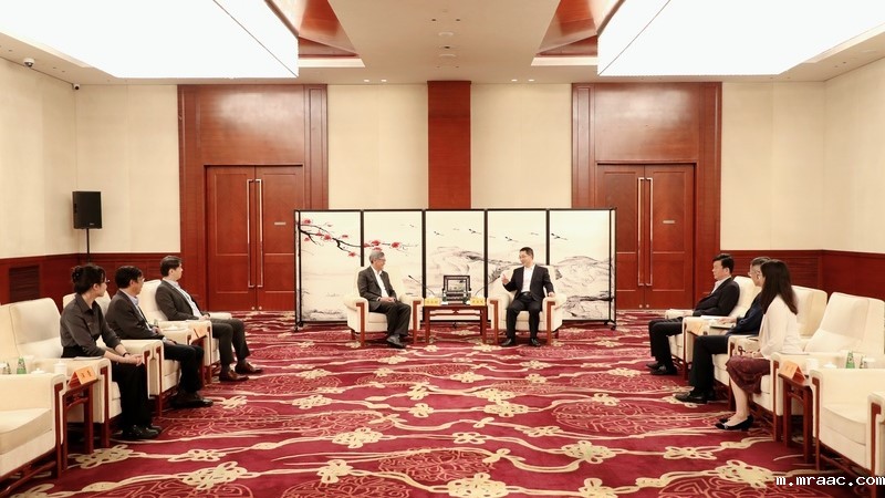 吴庆文会见新加坡国立大学校长陈永财