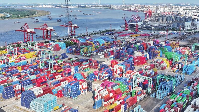 苏州港张家港港区集装箱码头繁忙景象