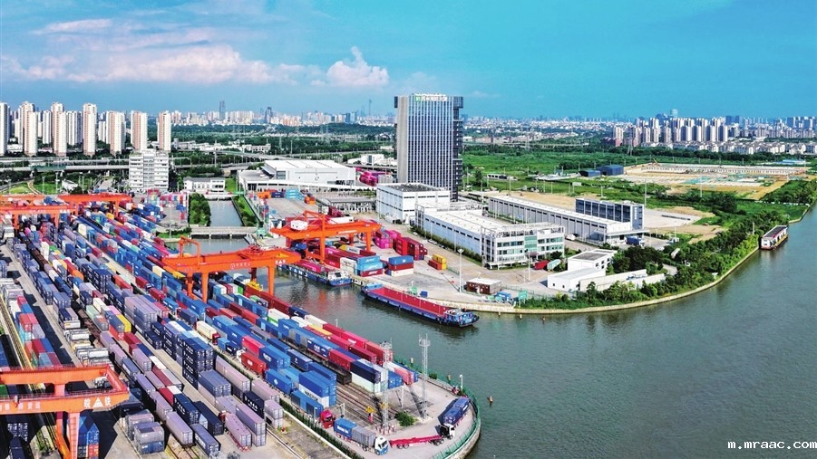 苏州内河港白洋湾作业区中港池码头繁忙景象