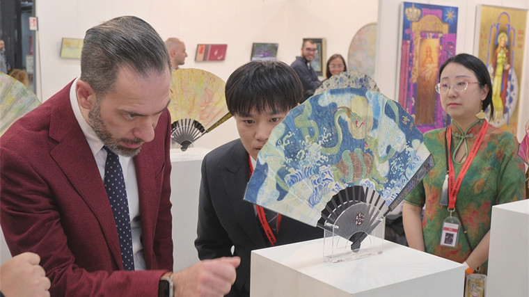 苏扇作品《五行曜扇》惊艳佛罗伦萨双年展