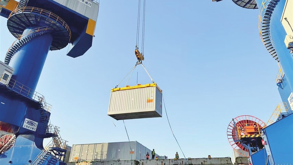 挪威籍杂货船“海角箭”轮装载160个集装箱式锂电池储能柜从常熟港兴华码头启航