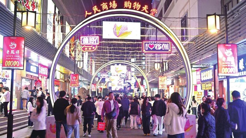 观前商圈灯火璀璨、人流如织