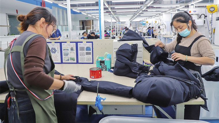 海虞镇服装企业迎旺季 赶制羽绒服订单正当时
