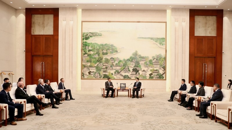 吴庆文会见空客高管