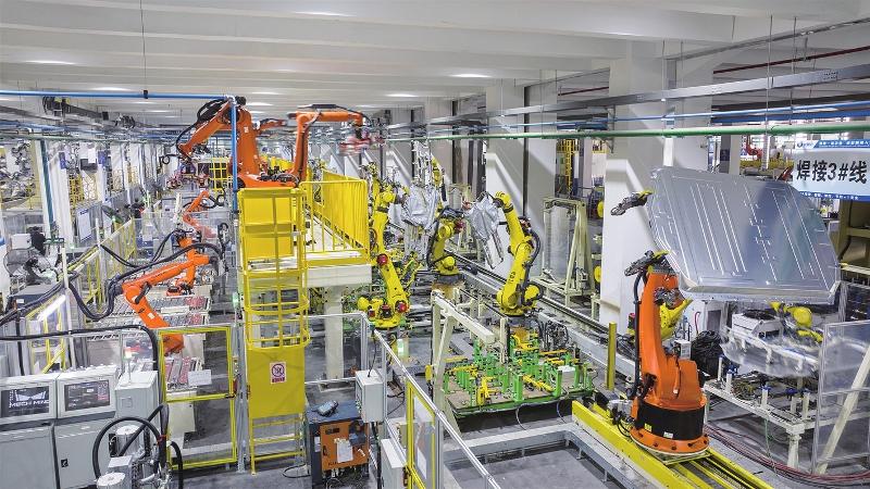 一汽车零部件有限公司智能车间里机械臂翻飞